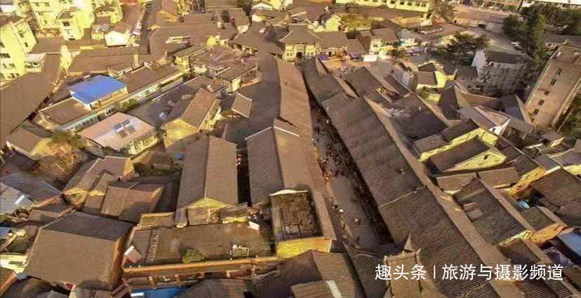 中国“最怪”古镇住着七个不同民族至今过着明清生活!