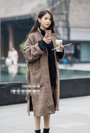 版型■路人街拍,小姐姐穿着灰色的外套,流畅自然的版型很显气质