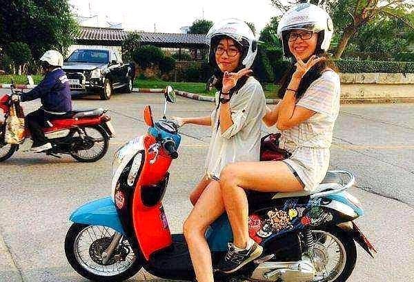  『姿势』为什么女孩子坐电车时喜欢这种姿势？它很漂亮而且不透光