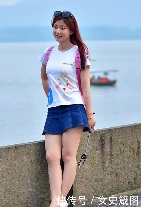 『气质』街拍:香艳夺目的小姐姐,一条黑色的连衣裙,时尚美丽大方气质