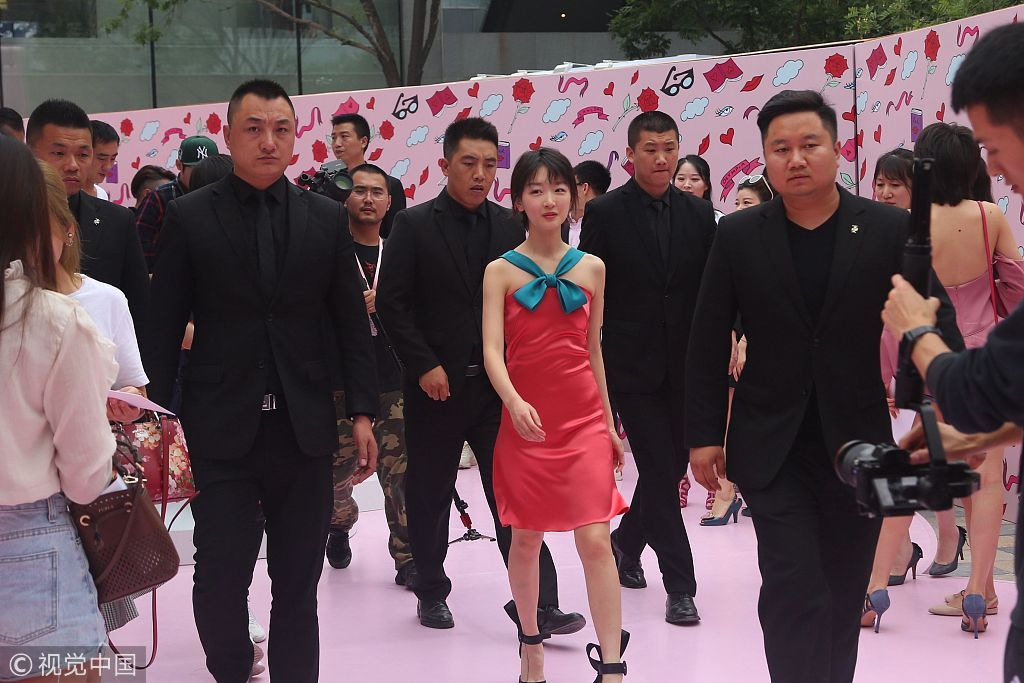 周冬雨不仅“红配绿”现身，还穿紧身裙秀身材，网友:她有18岁吗