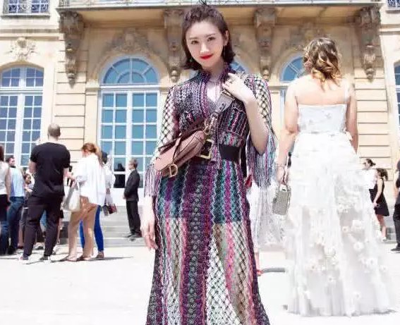 景甜咋啥都敢穿?一身镂空长裙身材尽显，网友:张继科有福了