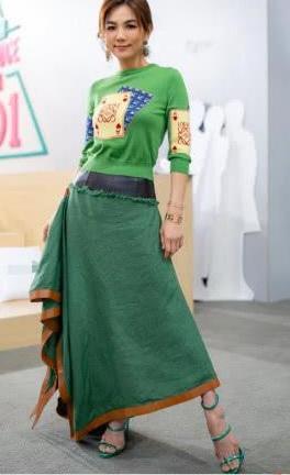 Ella为增高豁出去了，脚活生生被挤到畸形，网友：心疼她的小脚趾