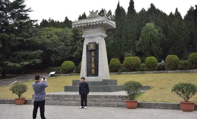  陪葬坑@秦始皇陵地宫里埋着无数珍宝至今未挖，墓碑处免门票游客却懒得去