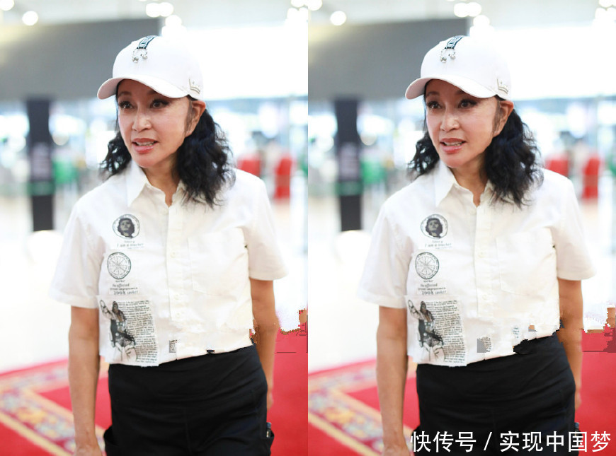 刘晓庆这脸真臃肿，一身年轻搭配都救不了，网友：这回信她有63了