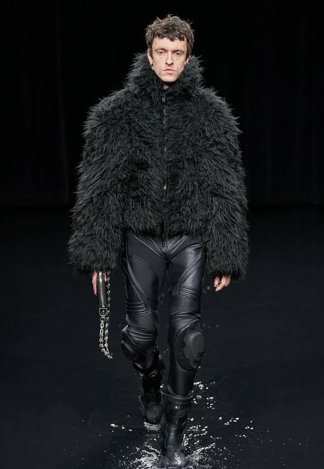  「水上」“黑色”包裹的灵魂?：巴黎世家Balenciaga的水上发布会
