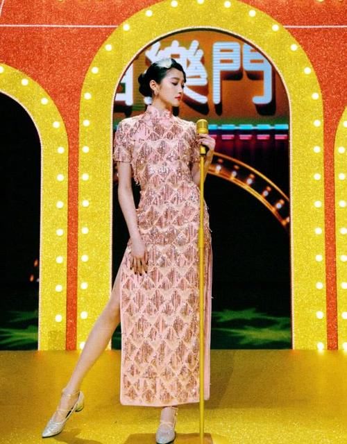 [正面]关晓彤《王牌》穿旗袍，正面美美哒，但看到背面 网友：心理暴击