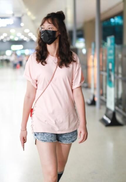 前中国女排惠若琪粉装现身机场，大长腿吸睛，网友:袜子辣眼睛!