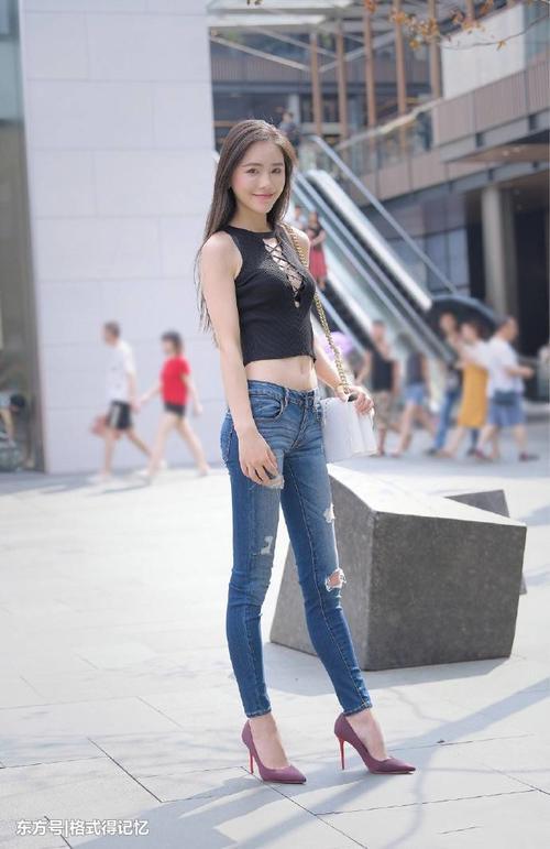低腰紧身牛仔裤搭配肚脐装才够美，你看了就知道有多美！