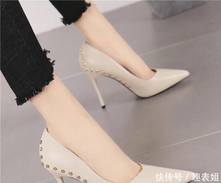  建议：这么美的脚, 建议经常穿高跟鞋! 跟着下图这么搭, 难道不美吗?