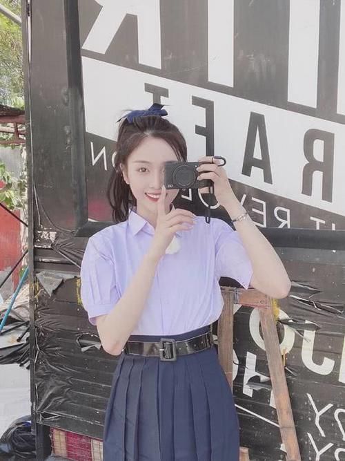  「会让人觉得比较」吴宣仪真是少女感十足！穿紫色衬衫搭配百褶裙，看上去学院风满满