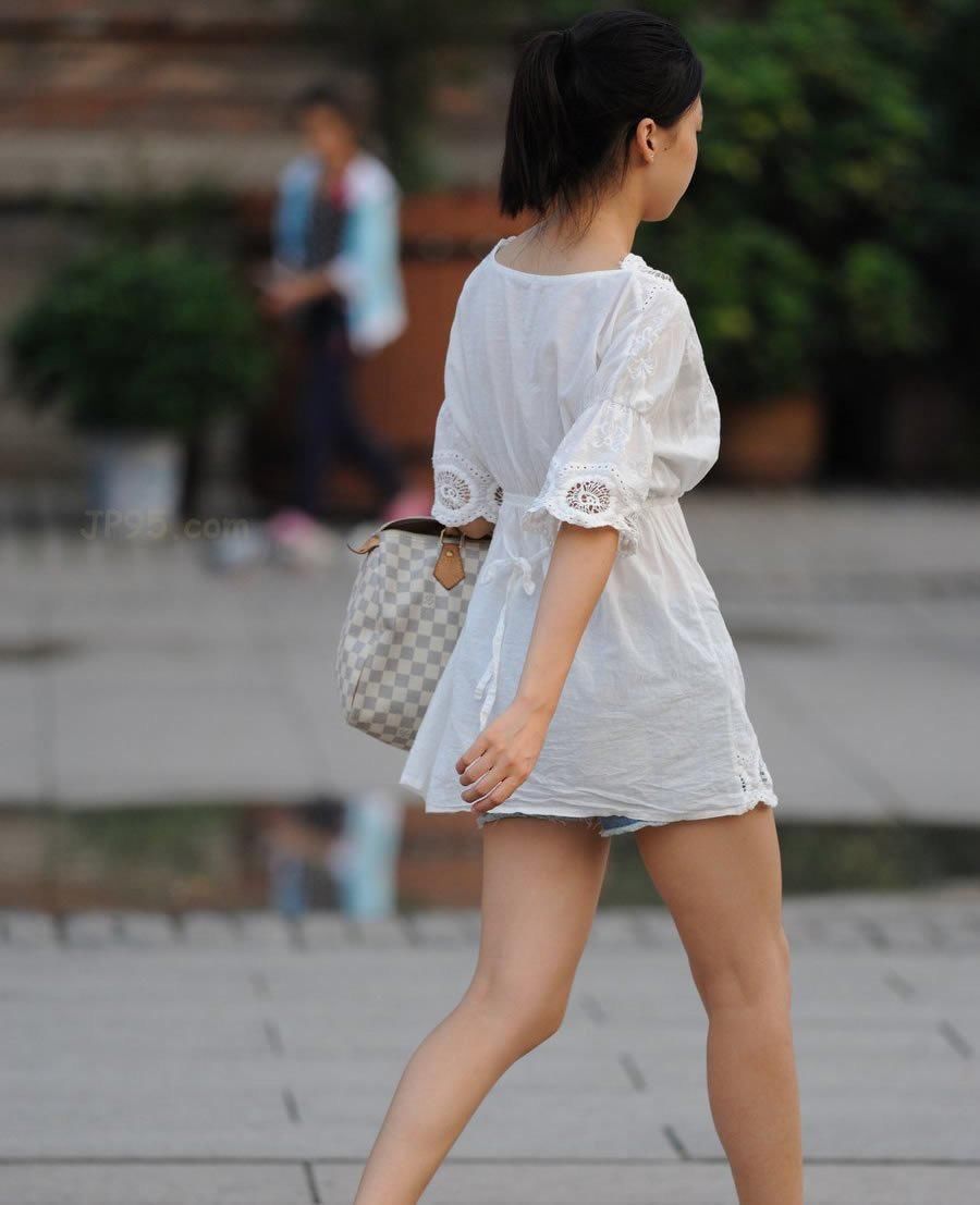 街拍:连衣裙白嫩美腿妹子，身材好的没话说