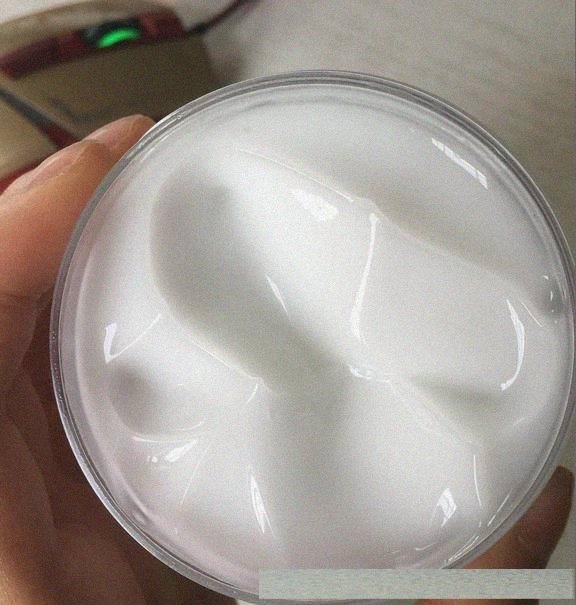 脸上长出了“老年斑”，教你1个简单的小技巧，她哭了“斑没了”