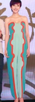 陈乔恩穿超美连体裤，网友：像打了石膏！看到张俪穿的，网友怎么