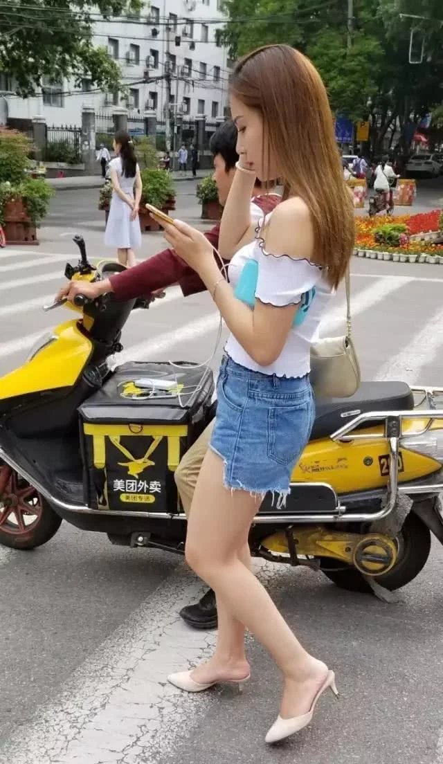 妩媚小姐姐超短牛仔热裤，苗条的身姿，气质恬静优雅