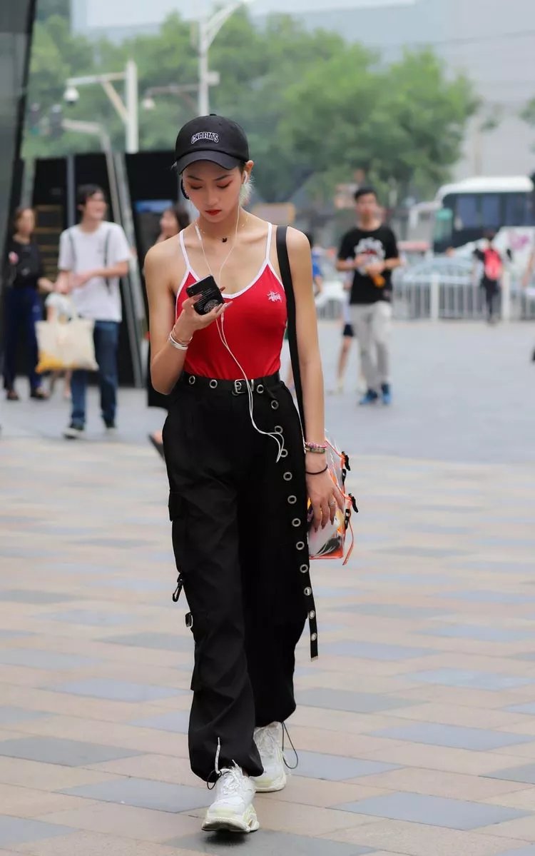 路人街拍：漂亮的小姐姐，一身吊带小短裙，绽放出优雅的魅力