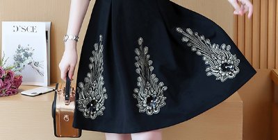 60后婆婆想要气质，压根不需穿旗袍，穿这时髦小黑裙，嫩的出众