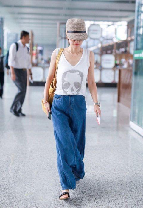 42岁马伊琍穿22岁衣服,一双手更引人注目,网友:手控受不了