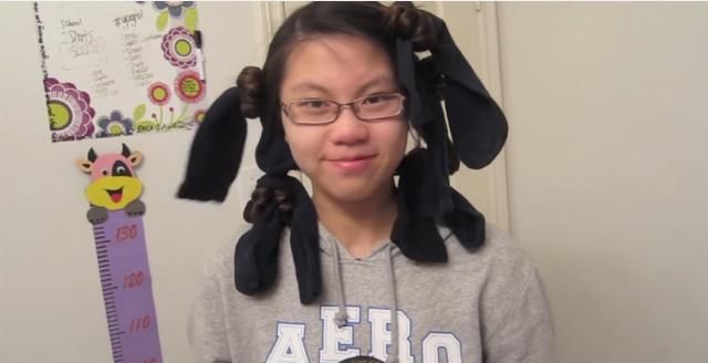  袜子：一女子巧用袜子绑卷发，网友直呼：手艺好，不用去理发店