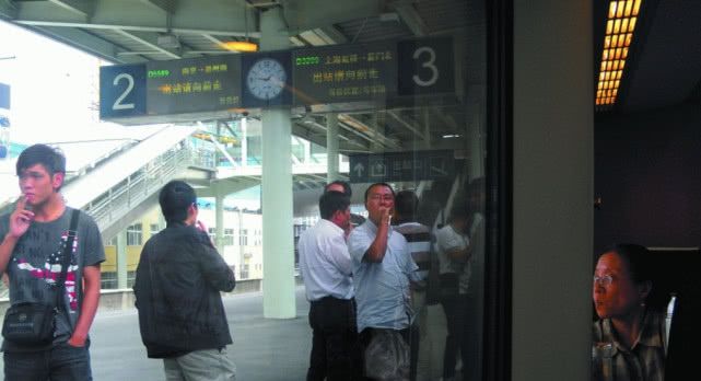 高铁上不允许抽烟，到站了下车抽根烟，结果车开走了应该怎么办？