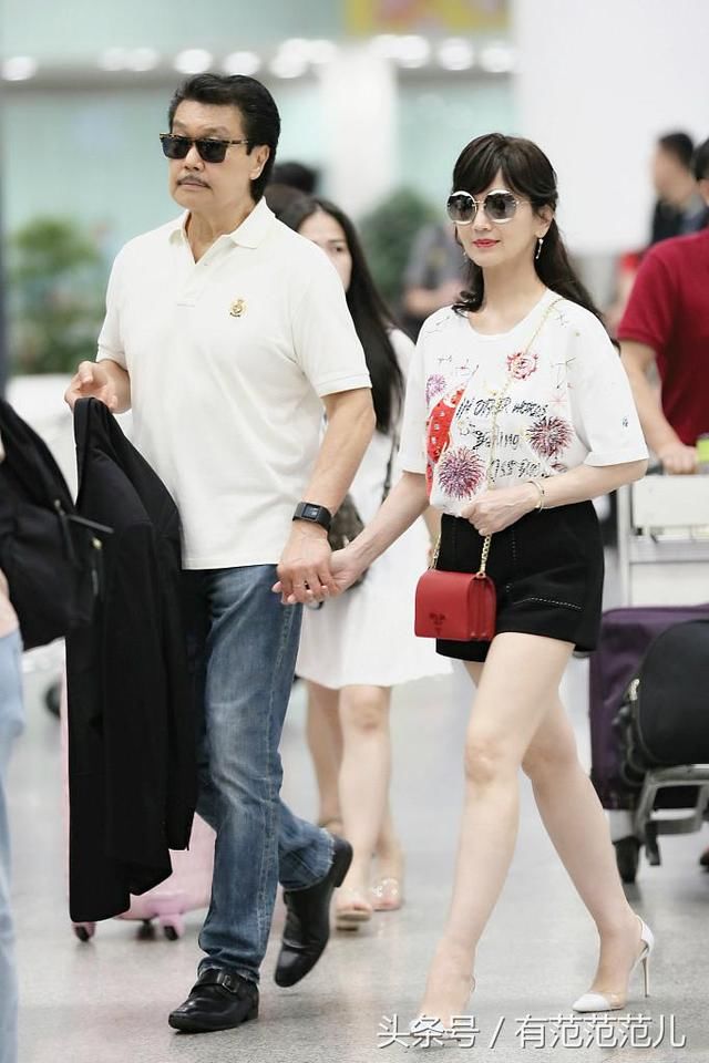 64岁赵雅芝的短裤也太短了，难怪一直用包包挡着，网友：奶奶好拼