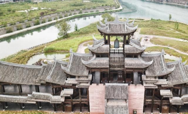 这座古镇位于重庆，是免费4A景区，坐拥亚洲最长的风雨廊桥