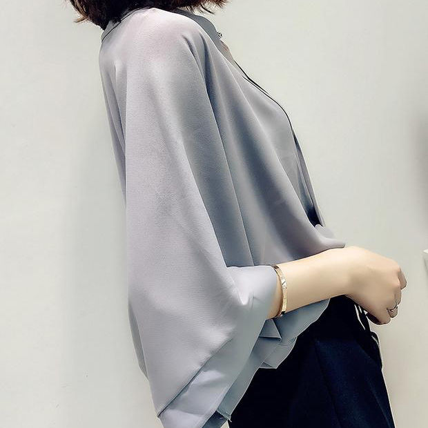 难怪嫂子一直这么美嫩，原来都穿这娃娃衫+短裤，衬肤减龄超洋气