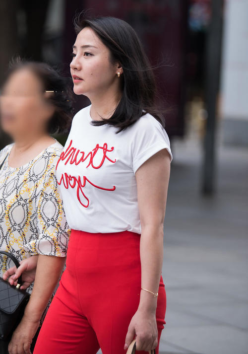 时尚小阿姨红色喇叭裤显出丰腴身材，肉感十足却肥而不腻，很值得