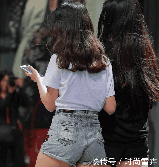 街拍: 美女时尚穿搭, 彰显青春活泼, 凸显窈窕身材!