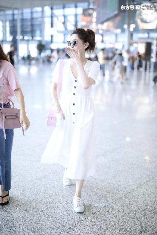 31岁江疏影好拼，全身上下只穿一件连衣裙，网友：只有21岁吧