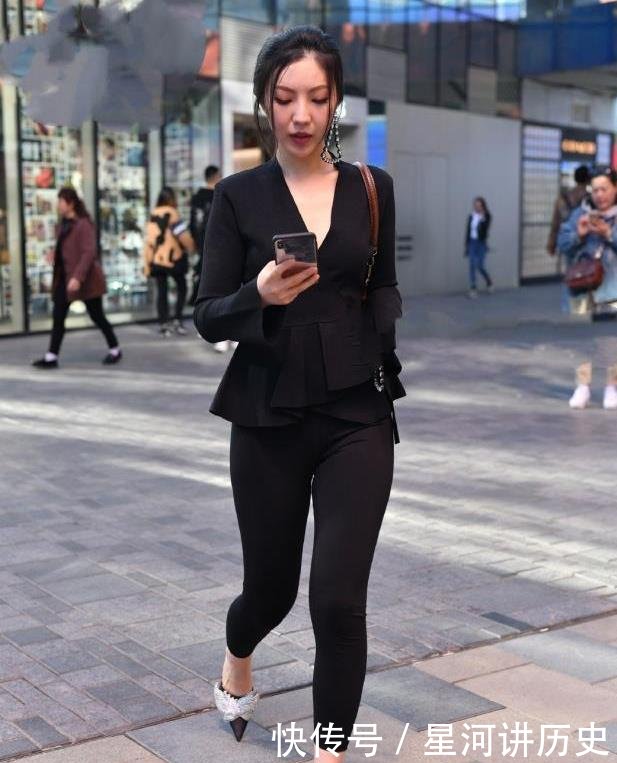 #合适#穿大图案的小姐姐,戴这个耳环真合适
