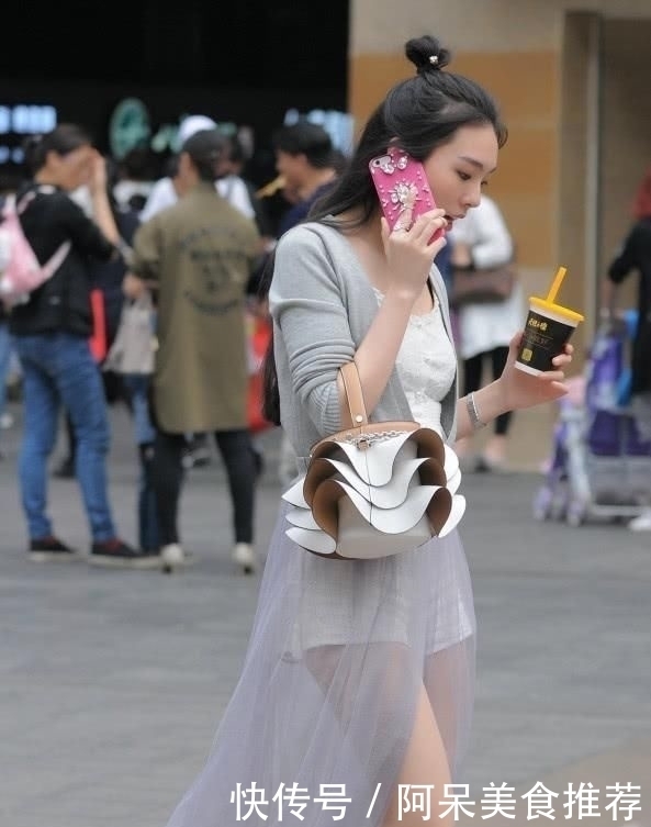 飞起:最近街头火了一种裙子“站着是长裙,走路变裤子”,潮到飞起