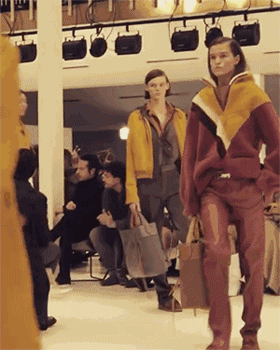 别只羡慕超模的风光无限,你根本不知道她们为了变美会受多少罪!