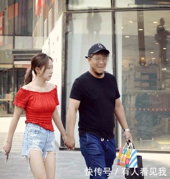 路人街拍，身材好的美女都喜欢穿着清凉，既性感又养眼！