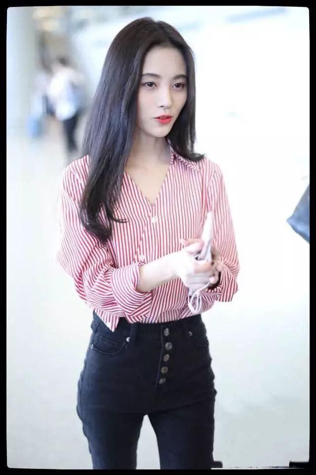 76斤的鞠婧祎比郑爽还瘦？穿破洞裤也勒出赘肉感，网友：很抢眼