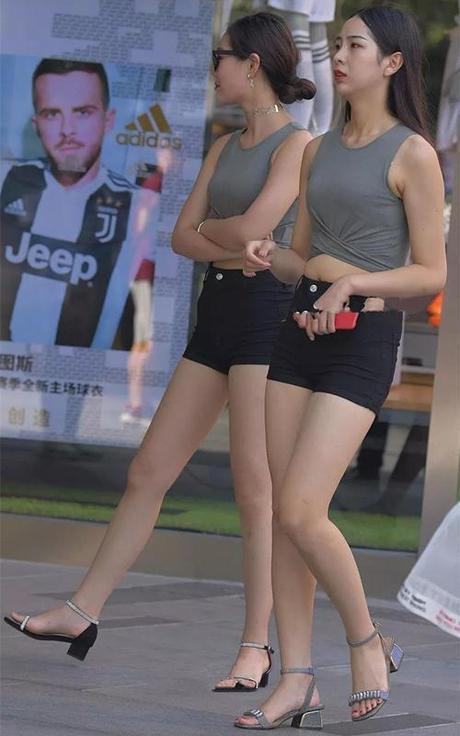 街拍：图1乔欣超短裤亮了，图2美国明星卡戴珊，这胯也太宽了吧？