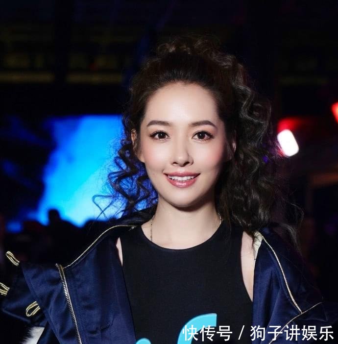 郭碧婷不过是烫了个卷发, 不仅少女感没了, 大妈味都跑出来了!