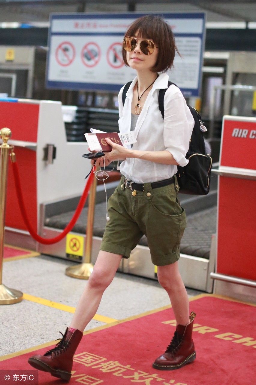 鲁豫白色上衣绿色短裤，网友:看到这双筷子腿，再肥我也不减了