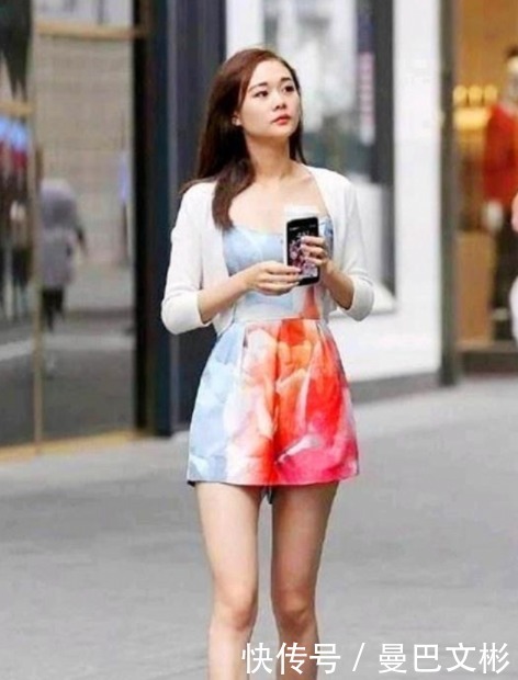 尽显|街拍美图:长相漂亮的小姐姐,精致的穿搭,尽显女神魅力!