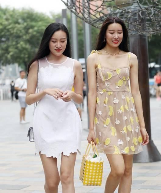 街拍：小情侣真正的给我们演绎了什么叫所谓的黑白配。