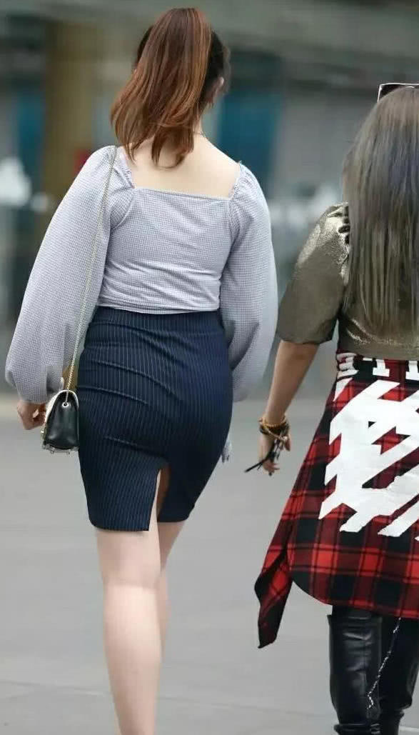 小姐姐选择了很可爱的发型，简单呆萌，刘海分开，婴儿肥的脸上一