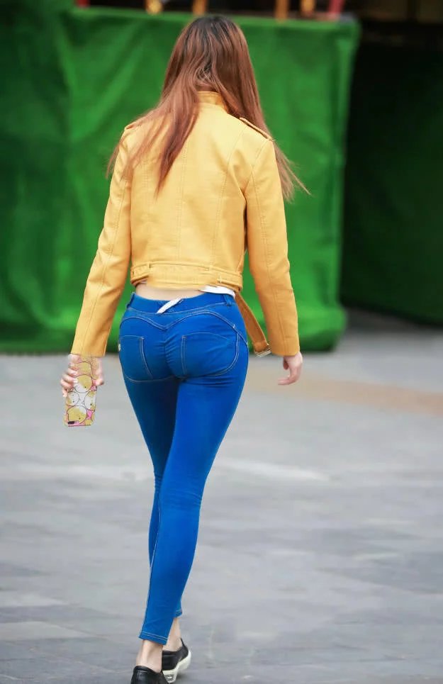 牛仔裤小姐姐身材玲珑有致，浑圆挺翘的臀部很吸睛，好似没睡醒一