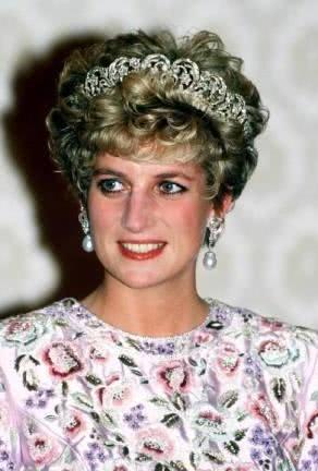 谁说戴安娜王妃没变过发型？4款你没见过的戴妃发型，她只是不想