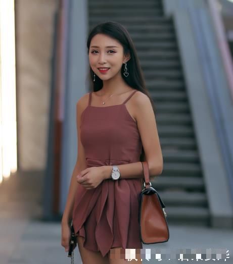 美女■街拍：柔情似水的美女,个个丰姿绰约、美丽动人！