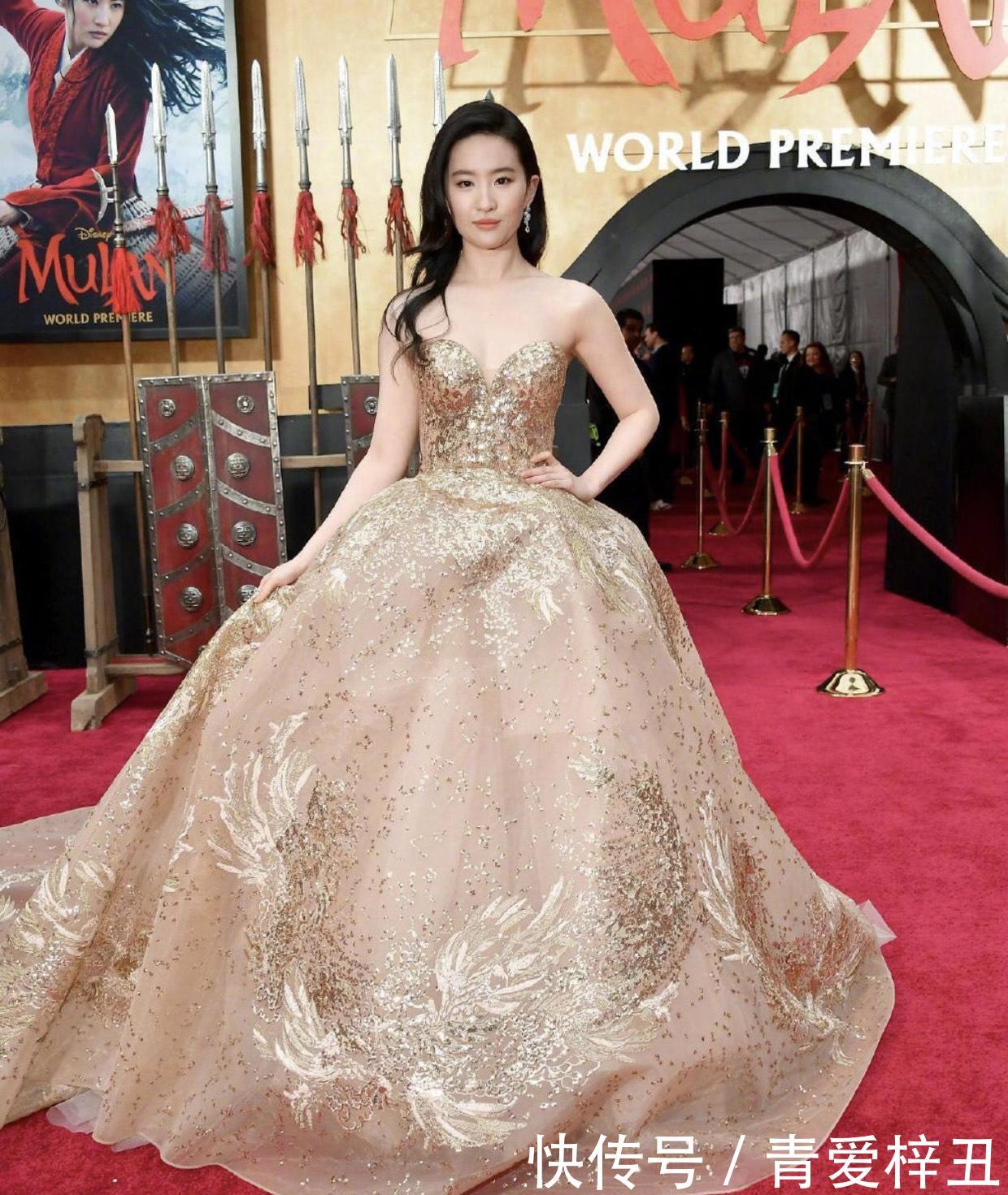  「印花」刘亦菲真是“仙女下凡”，牛仔外套内搭印花连衣裙，仙女气质十足