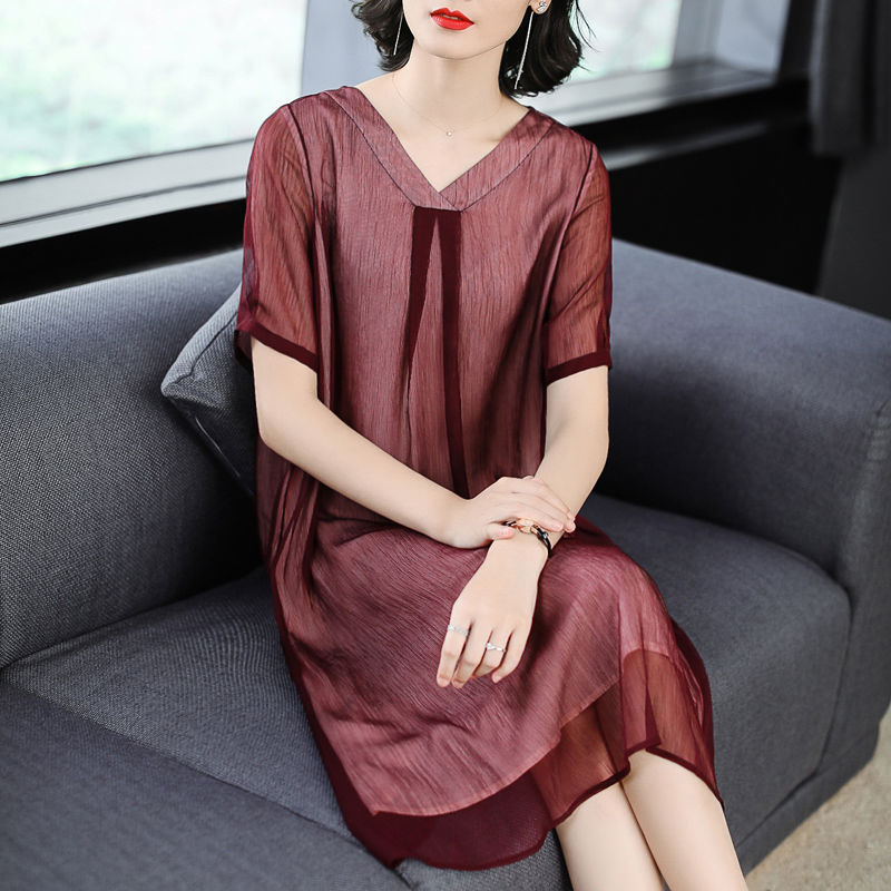 45岁的妈妈穿了条“冷淡风”长裙，太惊艳了!青春时髦还显瘦