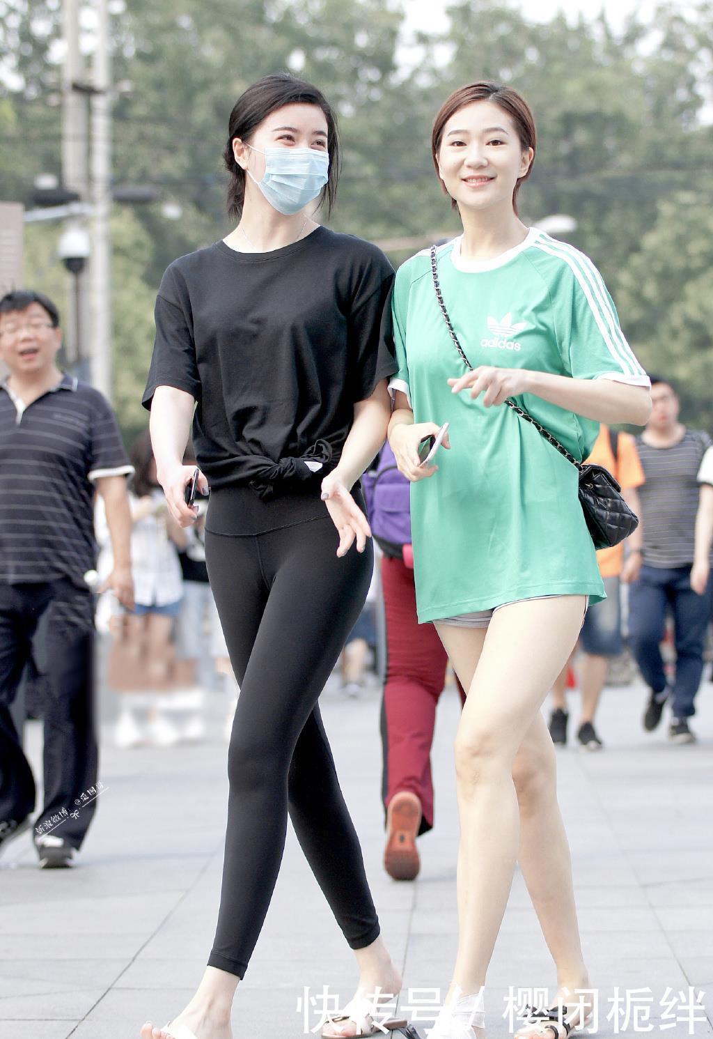 舒适|街拍打底裤小姐姐显女性高贵优雅的魅力,舒适不失个性