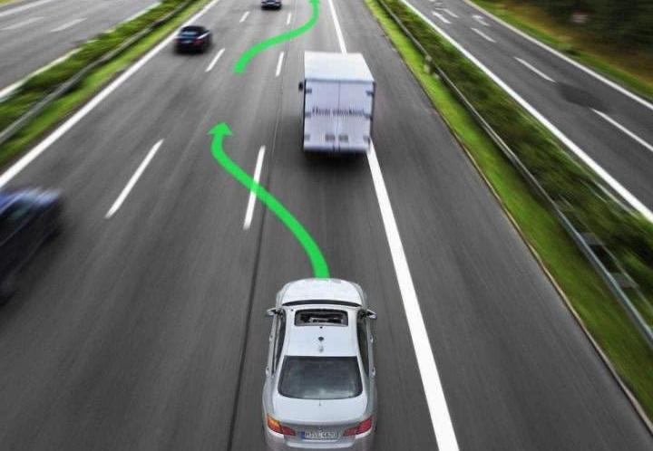 高速公路上应该如何超车？是按喇叭还是应该双闪？