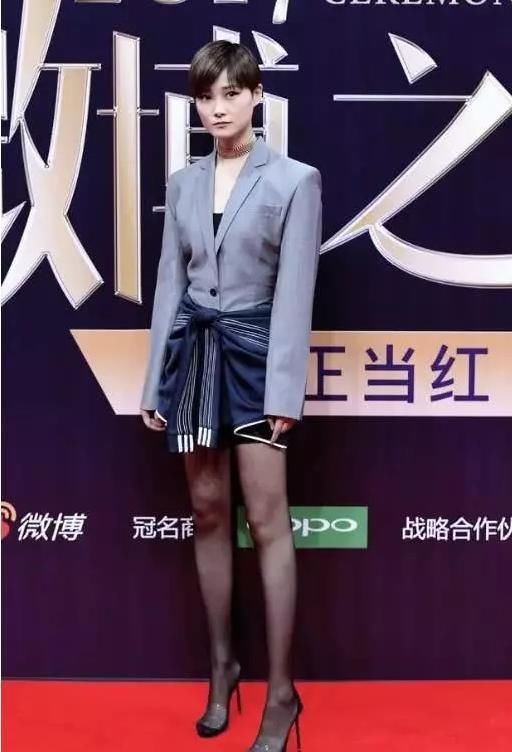 李宇春这“鞋跟”也是细的可怕?太拼了,隔着屏幕都感觉到脚疼!
