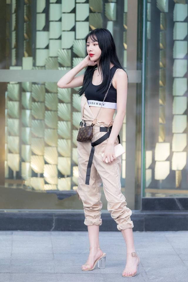 街拍:烈焰红唇加小蛮腰，时尚美女难得一见!